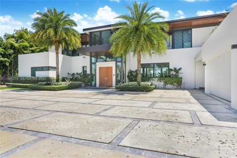 House in Miami Lakes, Florida 6 bedrooms, 490.52 sq.m. № 2062739 - photo 6