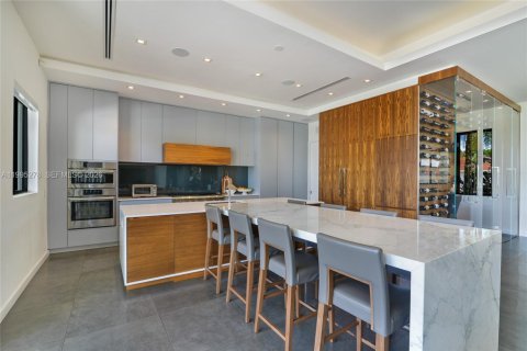 House in Miami Lakes, Florida 6 bedrooms, 490.52 sq.m. № 2062739 - photo 13