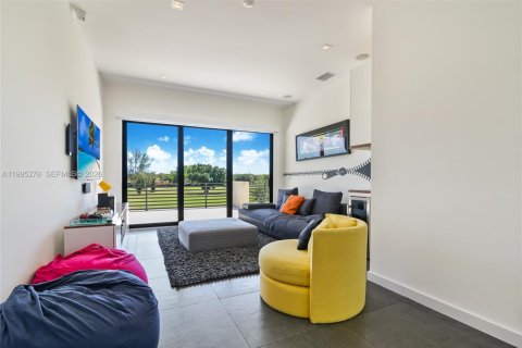 House in Miami Lakes, Florida 6 bedrooms, 490.52 sq.m. № 2062739 - photo 21