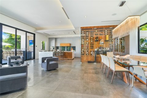 House in Miami Lakes, Florida 6 bedrooms, 490.52 sq.m. № 2062739 - photo 11