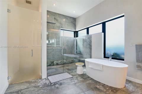 House in Miami Lakes, Florida 6 bedrooms, 490.52 sq.m. № 2062739 - photo 20