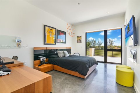 House in Miami Lakes, Florida 6 bedrooms, 490.52 sq.m. № 2062739 - photo 24