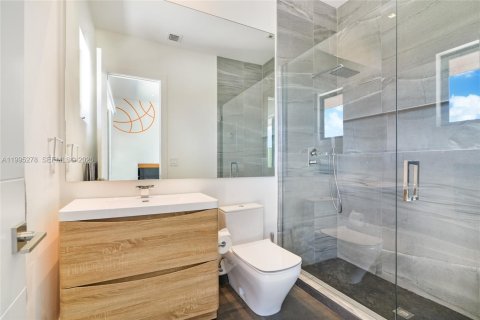 House in Miami Lakes, Florida 6 bedrooms, 490.52 sq.m. № 2062739 - photo 27