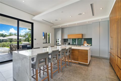 House in Miami Lakes, Florida 6 bedrooms, 490.52 sq.m. № 2062739 - photo 14