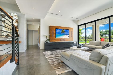 House in Miami Lakes, Florida 6 bedrooms, 490.52 sq.m. № 2062739 - photo 9