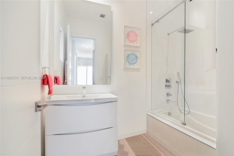 House in Miami Lakes, Florida 6 bedrooms, 490.52 sq.m. № 2062739 - photo 26