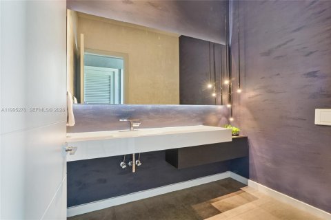 House in Miami Lakes, Florida 6 bedrooms, 490.52 sq.m. № 2062739 - photo 15