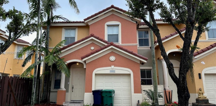 Townhouse in Miami, Florida 3 bedrooms, 164.44 sq.m. № 2055301