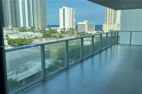 Condominio en alquiler en Sunny Isles Beach, Florida, 3 dormitorios, 175.77 m2 № 1955805 - foto 1