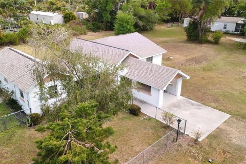 House in Punta Gorda, Florida 2 bedrooms, 164.16 sq.m. № 2213766 - photo 4