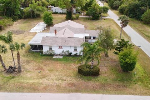 House in Punta Gorda, Florida 2 bedrooms, 164.16 sq.m. № 2213766 - photo 8