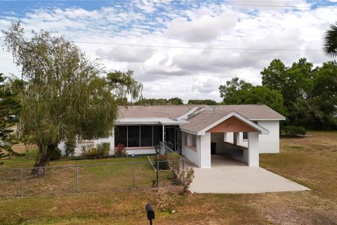 House in Punta Gorda, Florida 2 bedrooms, 164.16 sq.m. № 2213766 - photo 2