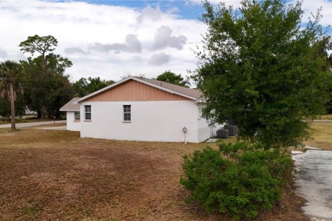 House in Punta Gorda, Florida 2 bedrooms, 164.16 sq.m. № 2213766 - photo 21