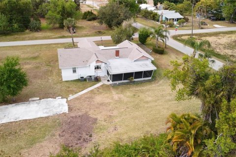 House in Punta Gorda, Florida 2 bedrooms, 164.16 sq.m. № 2213766 - photo 12