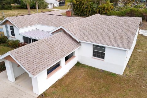 House in Punta Gorda, Florida 2 bedrooms, 164.16 sq.m. № 2213766 - photo 18