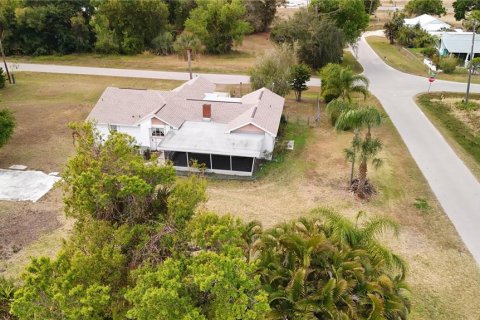 House in Punta Gorda, Florida 2 bedrooms, 164.16 sq.m. № 2213766 - photo 11