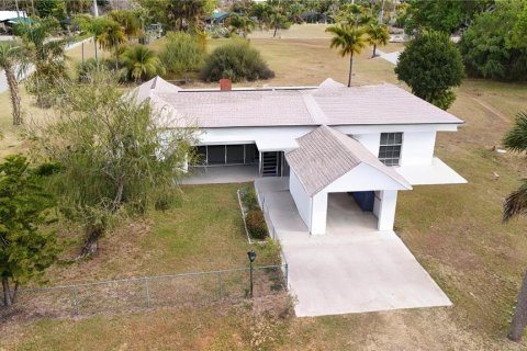 House in Punta Gorda, Florida 2 bedrooms, 164.16 sq.m. № 2213766 - photo 3