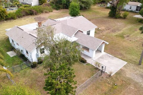 House in Punta Gorda, Florida 2 bedrooms, 164.16 sq.m. № 2213766 - photo 6
