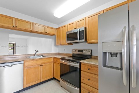 House in Sunrise, Florida 3 bedrooms, 106.28 sq.m. № 1825883 - photo 10