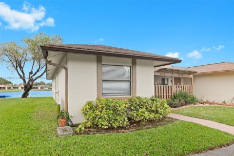 House in Sunrise, Florida 3 bedrooms, 106.28 sq.m. № 1825883 - photo 3
