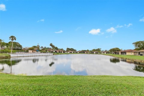 House in Sunrise, Florida 3 bedrooms, 106.28 sq.m. № 1825883 - photo 1