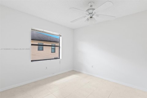 House in Sunrise, Florida 3 bedrooms, 106.28 sq.m. № 1825883 - photo 16