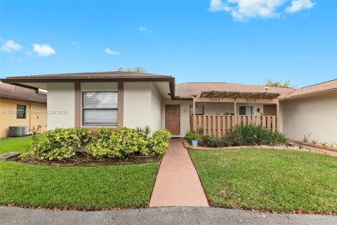 House in Sunrise, Florida 3 bedrooms, 106.28 sq.m. № 1825883 - photo 2