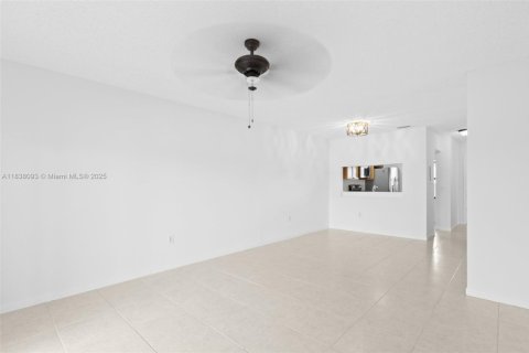 House in Sunrise, Florida 3 bedrooms, 106.28 sq.m. № 1825883 - photo 7