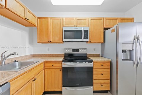 House in Sunrise, Florida 3 bedrooms, 106.28 sq.m. № 1825883 - photo 8