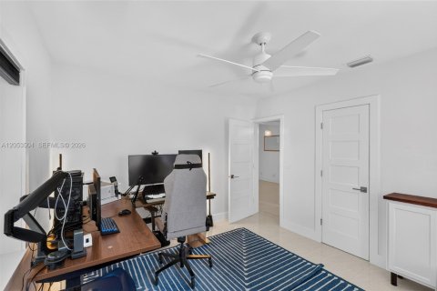 House in Miami, Florida 5 bedrooms, 205.59 sq.m. № 2189436 - photo 27