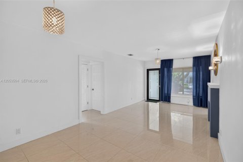 House in Miami, Florida 5 bedrooms, 205.59 sq.m. № 2189436 - photo 3