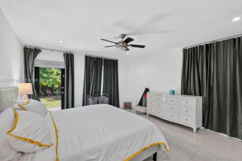 House in Miami, Florida 5 bedrooms, 205.59 sq.m. № 2189436 - photo 14