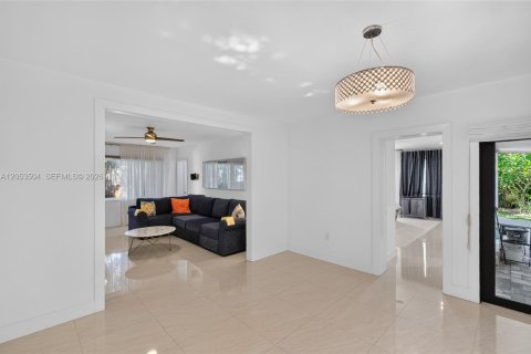 House in Miami, Florida 5 bedrooms, 205.59 sq.m. № 2189436 - photo 12