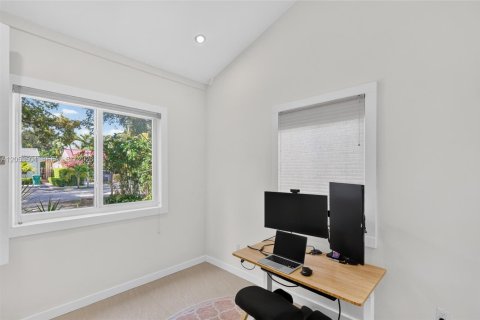 House in Miami, Florida 5 bedrooms, 205.59 sq.m. № 2189436 - photo 24