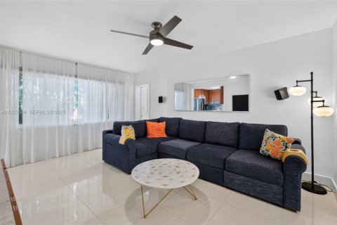House in Miami, Florida 5 bedrooms, 205.59 sq.m. № 2189436 - photo 5