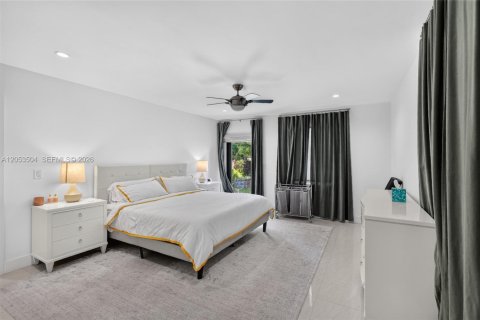 House in Miami, Florida 5 bedrooms, 205.59 sq.m. № 2189436 - photo 13