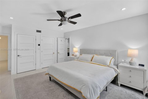 House in Miami, Florida 5 bedrooms, 205.59 sq.m. № 2189436 - photo 15