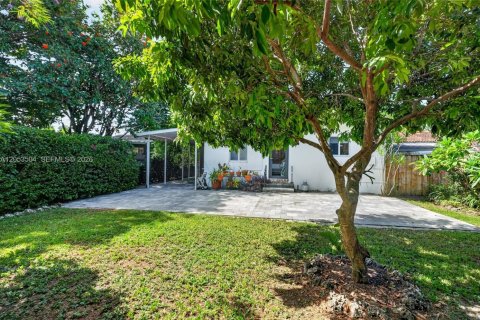 House in Miami, Florida 5 bedrooms, 205.59 sq.m. № 2189436 - photo 30