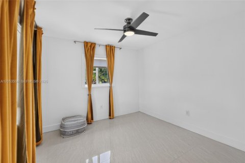 House in Miami, Florida 5 bedrooms, 205.59 sq.m. № 2189436 - photo 17