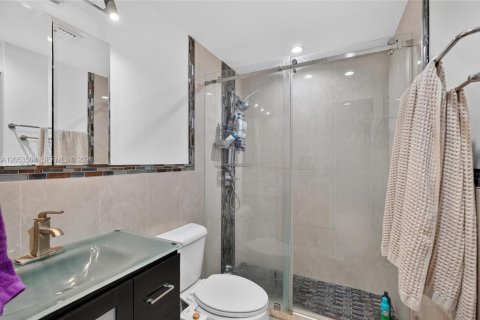 House in Miami, Florida 5 bedrooms, 205.59 sq.m. № 2189436 - photo 16