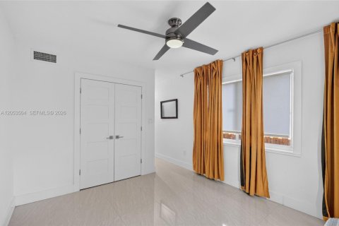 House in Miami, Florida 5 bedrooms, 205.59 sq.m. № 2189436 - photo 18