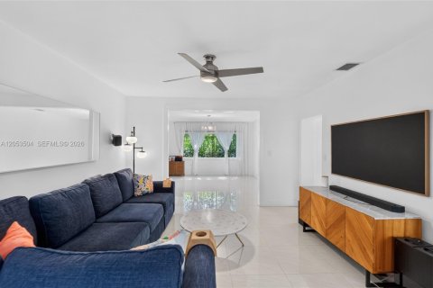 House in Miami, Florida 5 bedrooms, 205.59 sq.m. № 2189436 - photo 6