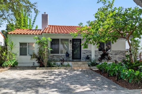 House in Miami, Florida 5 bedrooms, 205.59 sq.m. № 2189436