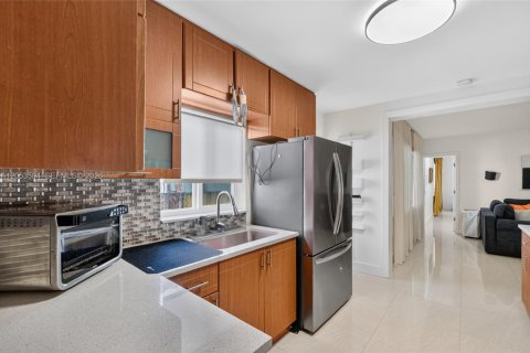 House in Miami, Florida 5 bedrooms, 205.59 sq.m. № 2189436 - photo 9