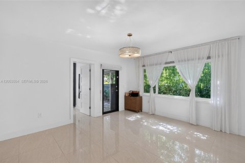 House in Miami, Florida 5 bedrooms, 205.59 sq.m. № 2189436 - photo 11