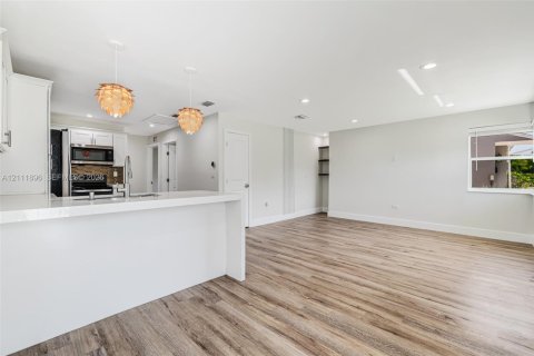 Casa en venta en West Palm Beach, Florida, 3 dormitorios, 107.21 m2 № 2432459 - foto 2