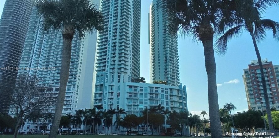 Condominio en Miami, Florida, 2 dormitorios  № 1727961