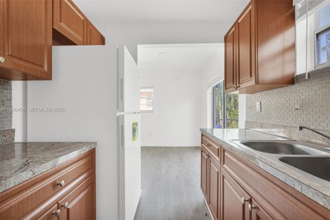 Снять в аренду квартиру в Майами, Флорида 1 спальня, 92.9м2, № 1989197 - фото 2