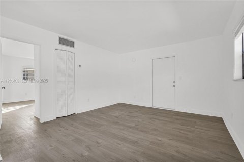 Снять в аренду квартиру в Майами, Флорида 1 спальня, 92.9м2, № 1989197 - фото 12