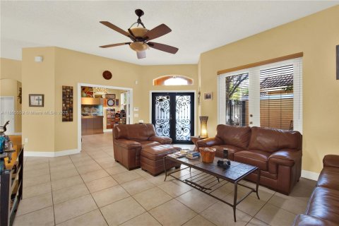 House in Cutler Bay, Florida 4 bedrooms, 191.1 sq.m. № 1742333 - photo 18